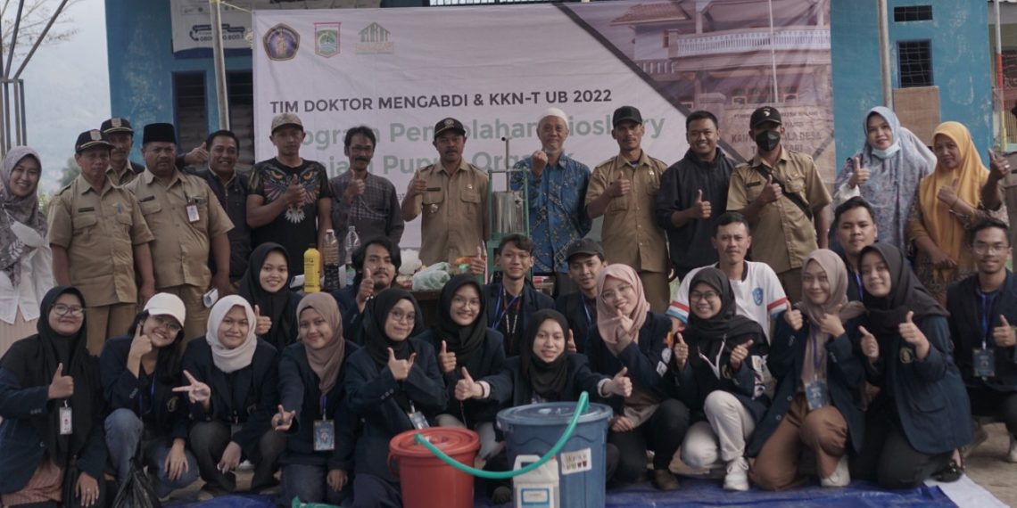 Tim Doktor Mengabdi UB dan Mahasiswa Kenalkan Warga Tawangsari Teknik Pengolahan Bioslurry Menjadi Pupuk Organik